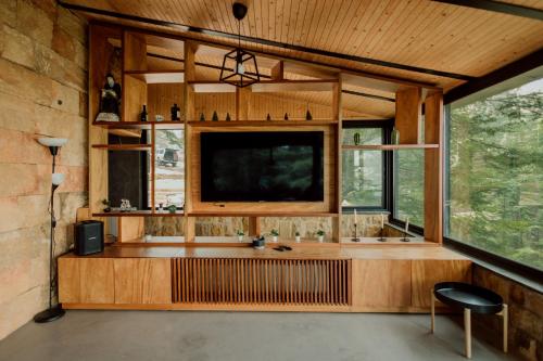 拜特龙Cedar Scent Guesthouse的客厅设有大窗户和电视。