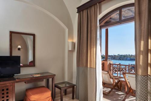 赫尔格达苏丹贝度假酒店的酒店客房设有一个阳台。