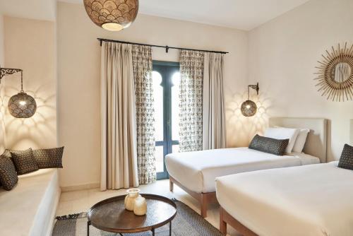 赫尔格达阿里帕夏酒店的酒店客房,设有两张床和一张沙发