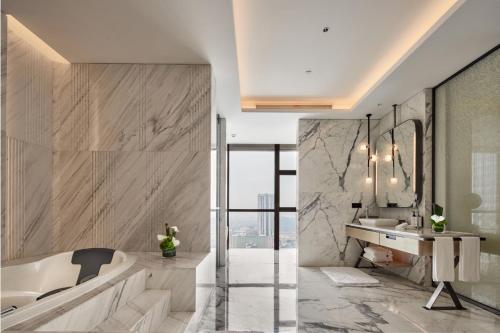杭州杭州良渚洲际酒店的带浴缸和盥洗盆的浴室