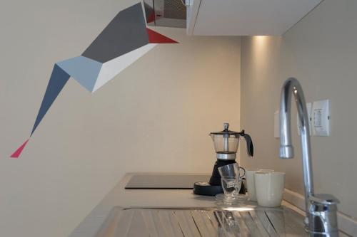 博洛尼亚Everyday Apartments Corte Petroni的台面上带搅拌机的厨房台面