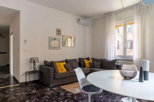 博洛尼亚Everyday Apartments Corte Petroni的客厅配有沙发和桌子