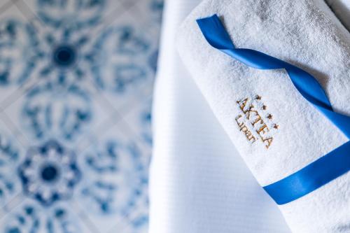 利帕里阿克缇亚酒店的一件带蓝色领带的白色衬衫的壁橱