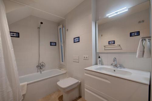瓦伦西亚Beds & Breaks Verdi 2的白色的浴室设有水槽、卫生间和浴缸。