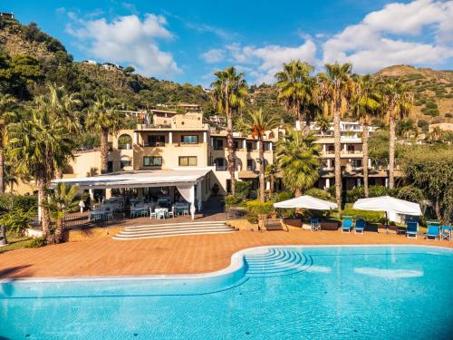 利帕里阿克缇亚酒店的享有带游泳池的度假村景致