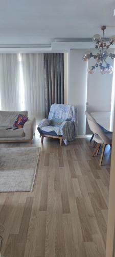 伊斯坦布尔Private Room in Istanbul #35的客厅配有床、椅子和桌子