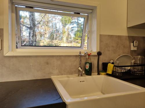 StillingsönOrust East Coast Villa的带窗户的厨房内的白色水槽