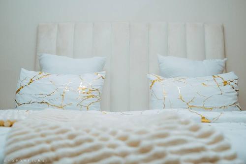 佛维斯Sunset Gold-2 Bedrooms Apartment的卧室配有两张带枕头的白色床。