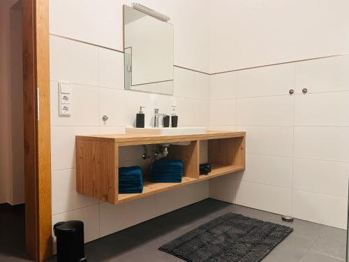 富尔普梅斯Apartment Span的一间带水槽和镜子的浴室