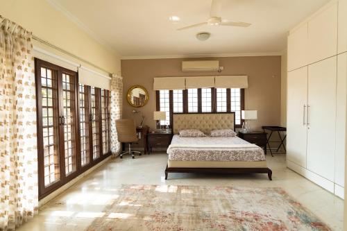 班加罗尔Luho 187的卧室配有一张床、一张书桌和窗户。