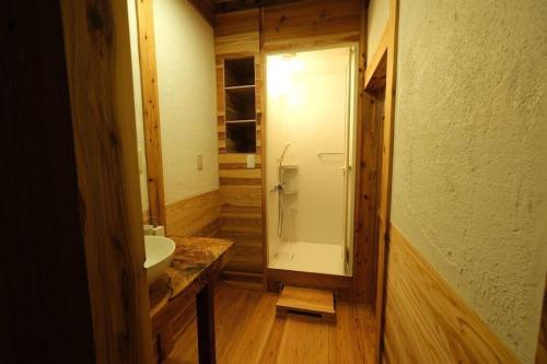 屋久岛スナッパーロック 屋久島的一间带玻璃淋浴和水槽的浴室
