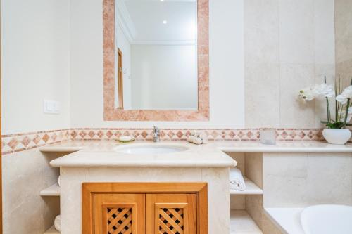 丰沙尔Villa Sea Renity - Palheiro Village by ALMA Holiday Rentals的一间带水槽和镜子的浴室