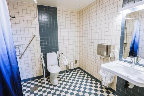 哥德堡Holterman Hostel的一间带卫生间和水槽的浴室