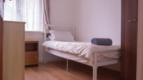 伯明翰Convenient 3BR close to QE Hospital & University of Birmingham的一间小卧室,配有一张双层床和窗户