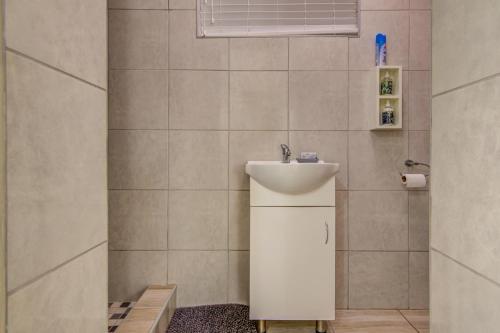 伯诺尼Ovendales Self Catering Cottage的浴室设有白色水槽和镜子