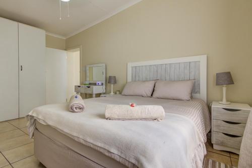 伯诺尼Ovendales Self Catering Cottage的一间卧室配有一张大床和两条毛巾