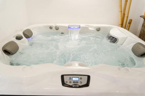 奥斯图尼Ostuni Luxury Room的浴缸内装有喷泉