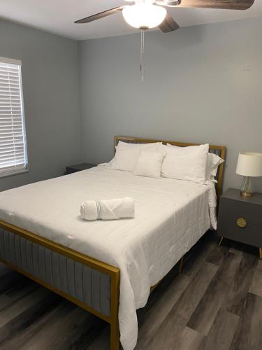 坦帕2 Bedrooms Vacation Home的一间卧室配有一张带白色床单的大床