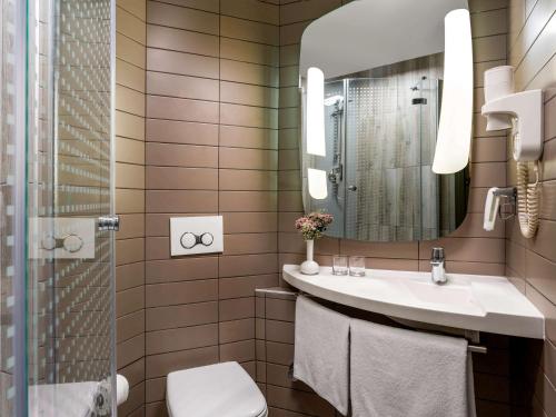 图兹拉伊斯坦布尔图兹拉宜必思酒店的一间带水槽、卫生间和镜子的浴室