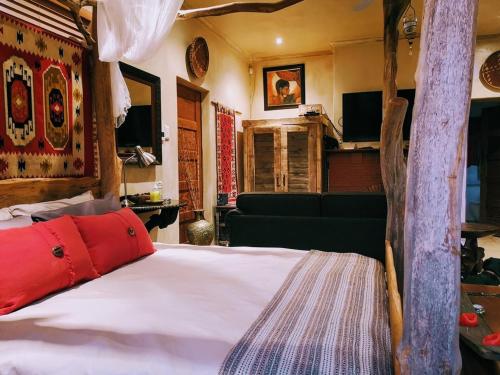 PenhillFrieden-Hof Guest Accommodation的卧室配有带红色枕头的大型白色床