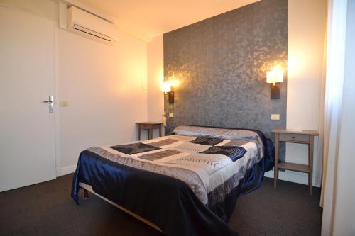 卡奥尔卡奥尔布里酒店 - 瓦勒特利的一间卧室配有两张床和两张桌子