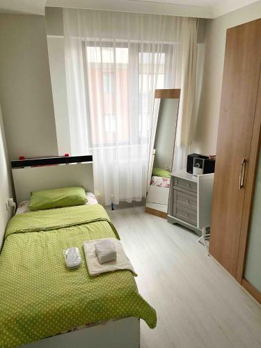 伊斯坦布尔Private Room in Istanbul #36的一间卧室配有绿色的床和大镜子