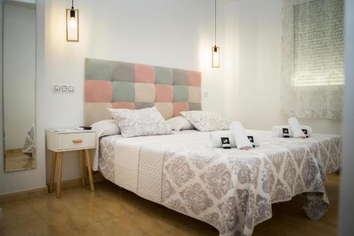 普拉森西亚格耶思科广场旅馆的一间卧室配有一张床,上面装有两个闹钟