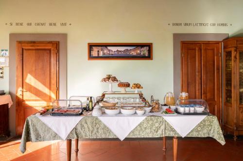蒙泰斯佩尔托利Villa La Cappella的一张桌子上放着一大堆食物