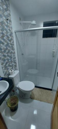 维拉维尔哈apartamento para até 5 pessoas的白色的浴室设有卫生间和淋浴。