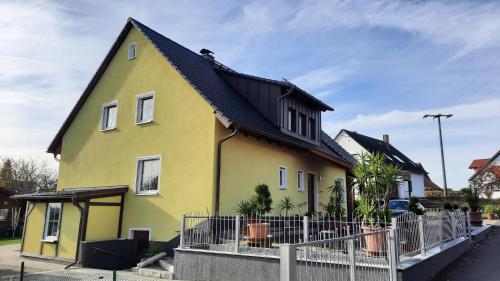 魏申费尔德Ferienwohnung Erika的黑色屋顶的黄色房子