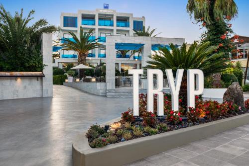 达西亚TRYP by Wyndham Corfu Dassia的建筑前的大标志