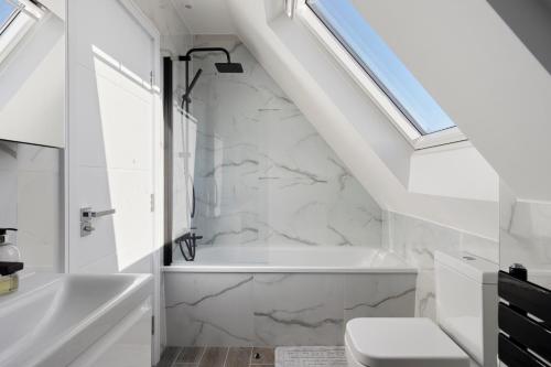 The HydeFlat 5 - Star London Vivian Lane 2-Bed Residence的浴室配有白色浴缸和水槽