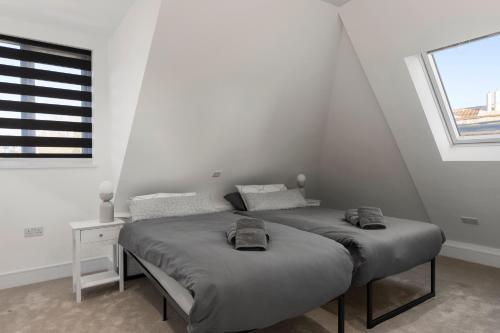 The HydeFlat 5 - Star London Vivian Lane 2-Bed Residence的白色客房的两张床,设有窗户
