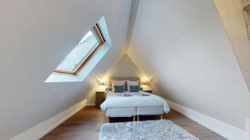 斯特拉斯堡LE NID DE L'ILL, Magnifique Duplex Cosy Petite France的阁楼卧室设有床和窗户。