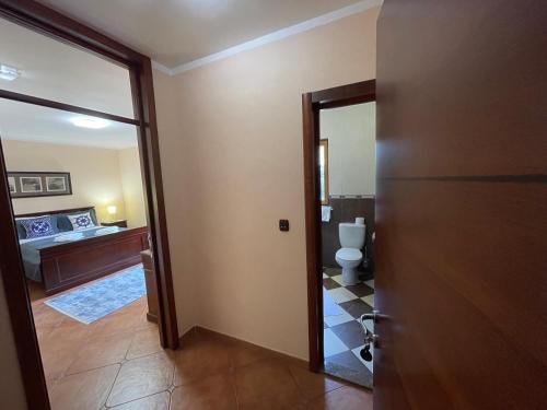布德瓦Villa Beatrix Budva的一间带卫生间的浴室和一扇通往客房的门
