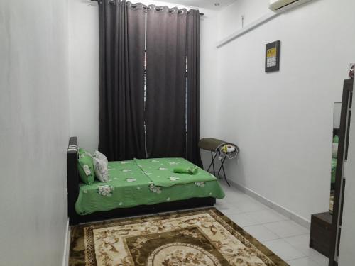 Bandar PenawarHomestay Muslim D Permata Izhansif的一间设有绿色床和黑色窗帘的房间