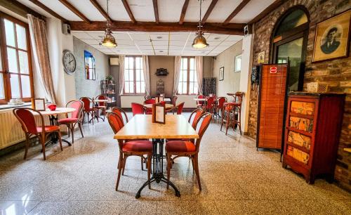 亨克德沙赫特酒店的餐厅内带桌椅的用餐室