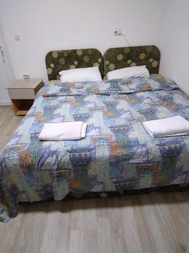 科查尼VILLA SIMKA的床上有五颜六色的被子和枕头