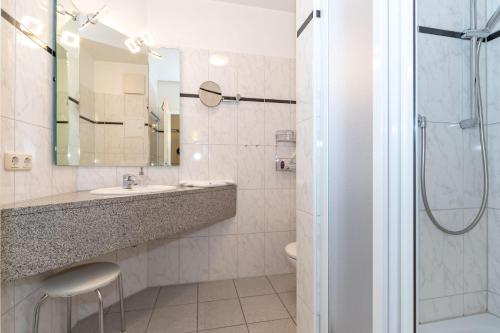 奥斯赛拜-屈隆斯博恩Haus-Ostseewelle-Wohnung-13-312的一间带水槽和淋浴的浴室