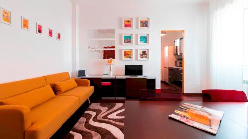 塞格拉泰Italianway - Nona Strada 7的客厅配有沙发和桌子