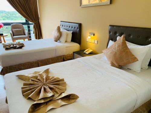 Kampong Mata Mata瓦法酒店和公寓的酒店客房,配有两张带鲜花的床