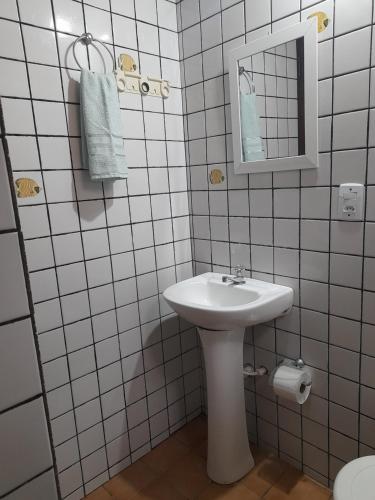 伊利亚贝拉Chalés do Inglês的白色的浴室设有水槽和镜子