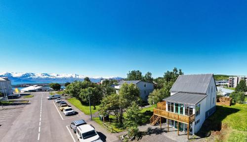 胡萨维克Húsavík Green Hostel的享有房子和街道的空中景致