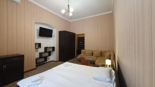 利沃夫Apart-Hotel City Center Contrabas的酒店客房,配有床和沙发
