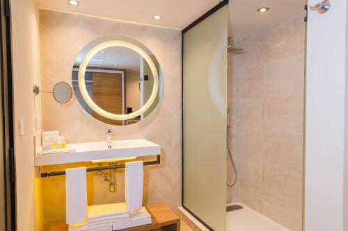 艾库玛尔Bahia Principe Luxury Akumal - All Inclusive的一间带水槽、镜子和淋浴的浴室