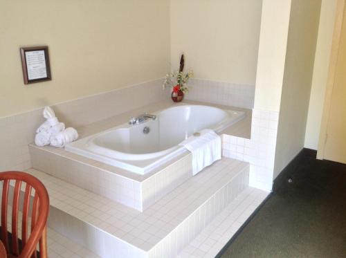 速8坎贝尔顿酒店的一间浴室