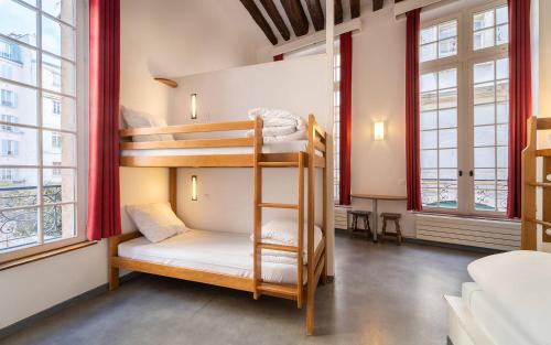 巴黎MIJE MARAIS Hostel的双层床间 - 带两张双层床和两扇窗户