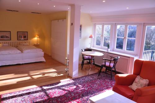 不来梅港Apartment am Bürgerpark的卧室配有一张床和一张桌子及椅子