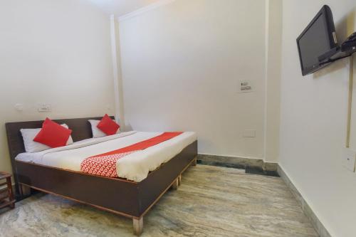 OYO Hotel Shree Laxmi Palace客房内的一张或多张床位