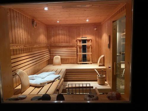 拉迪斯Panorama Chalet Heimatliebe的设有带长凳和毛巾的桑拿浴室